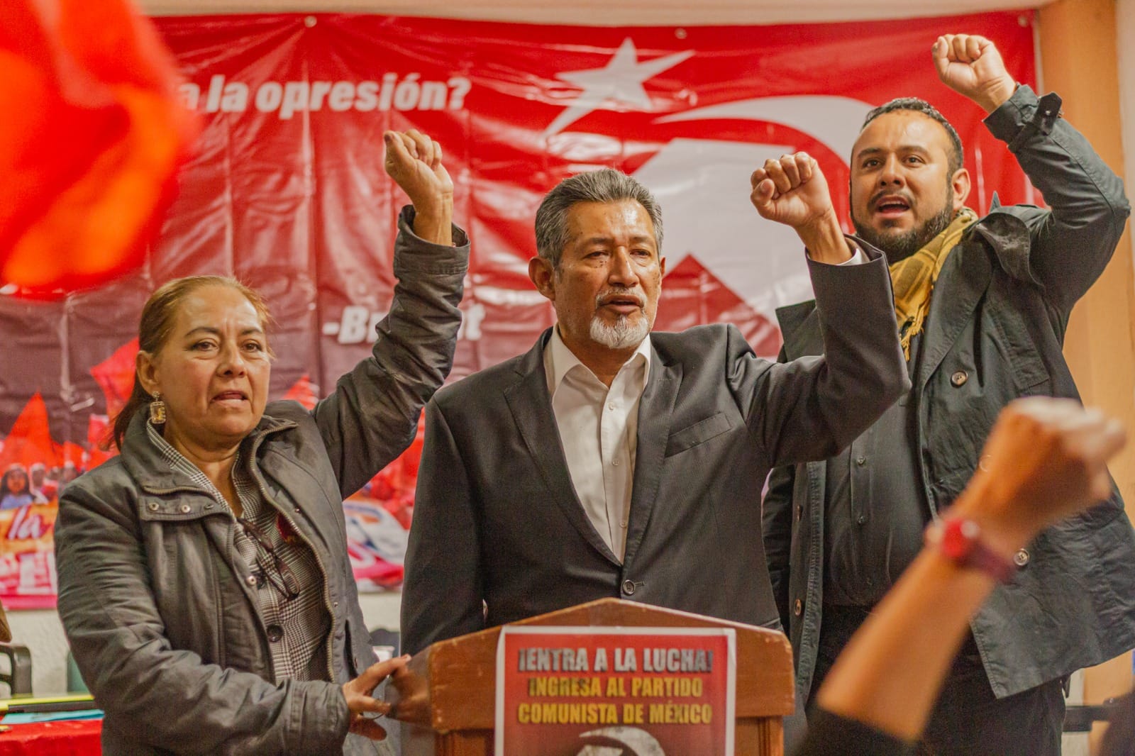 El candidato presidencial Marco Vinicio Dávila Juárez (centro) durante la IV Conferencia Política Nacional del Partido Comunista de México